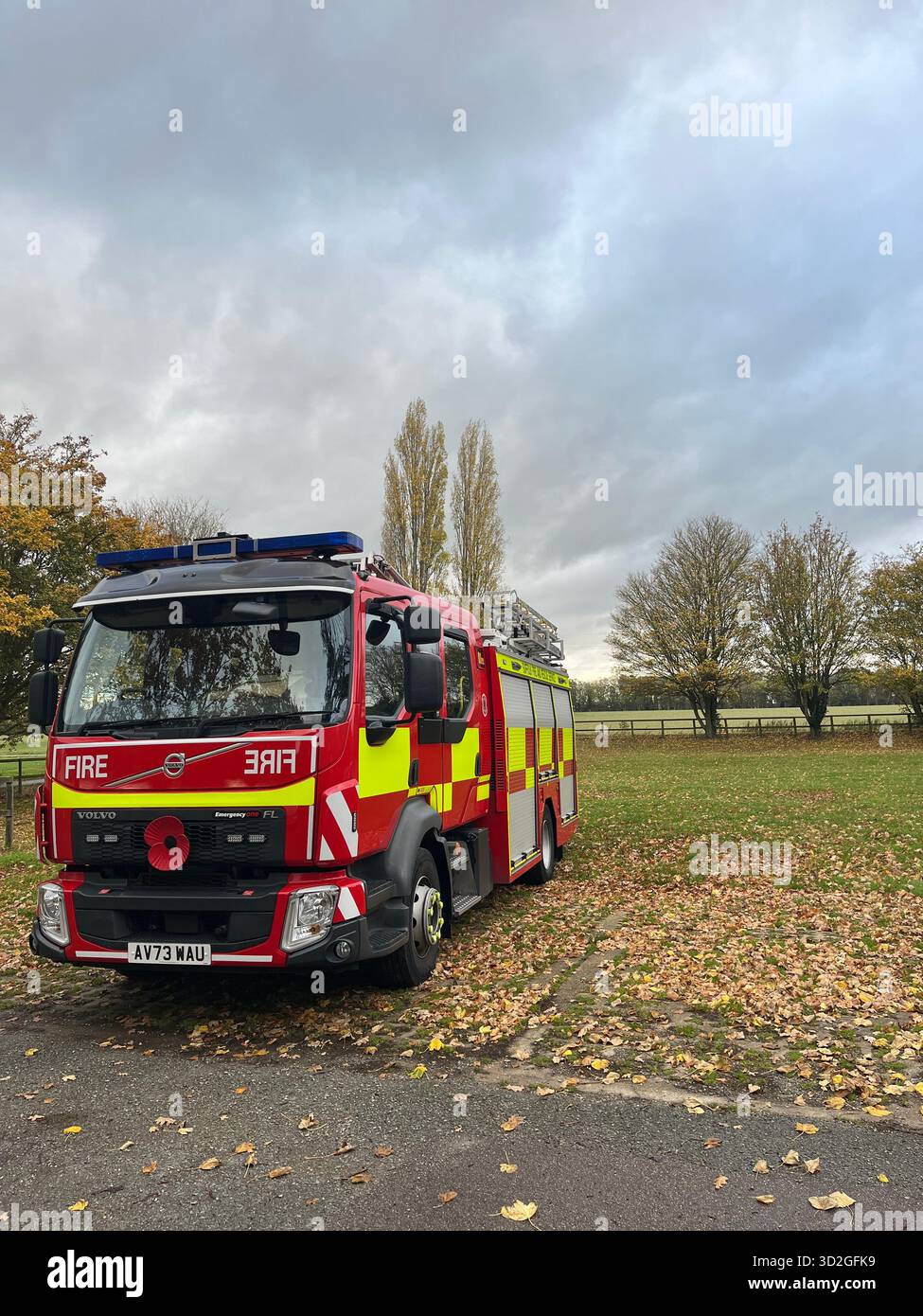 Pompier dans le Suffolk, en Angleterre, stationné sur un emplacement pittoresque 31.10.2025. Parking Hintlesham Hall - Image de stock capturée avec un smartphone