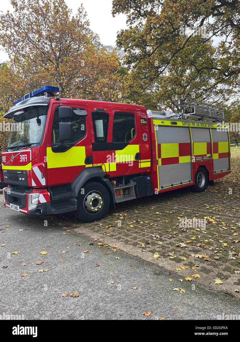 Pompier dans le Suffolk, en Angleterre, stationné sur un emplacement pittoresque 31.10.2025. Parking Hintlesham Hall - Image de stock capturée avec un smartphone