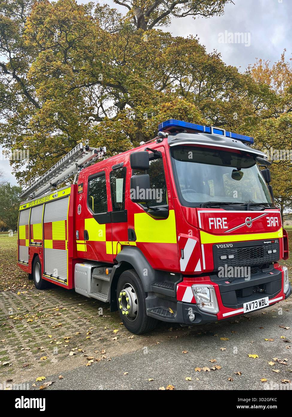 Pompier dans le Suffolk, en Angleterre, stationné sur un emplacement pittoresque 31.10.2025. Parking Hintlesham Hall - Image de stock capturée avec un smartphone