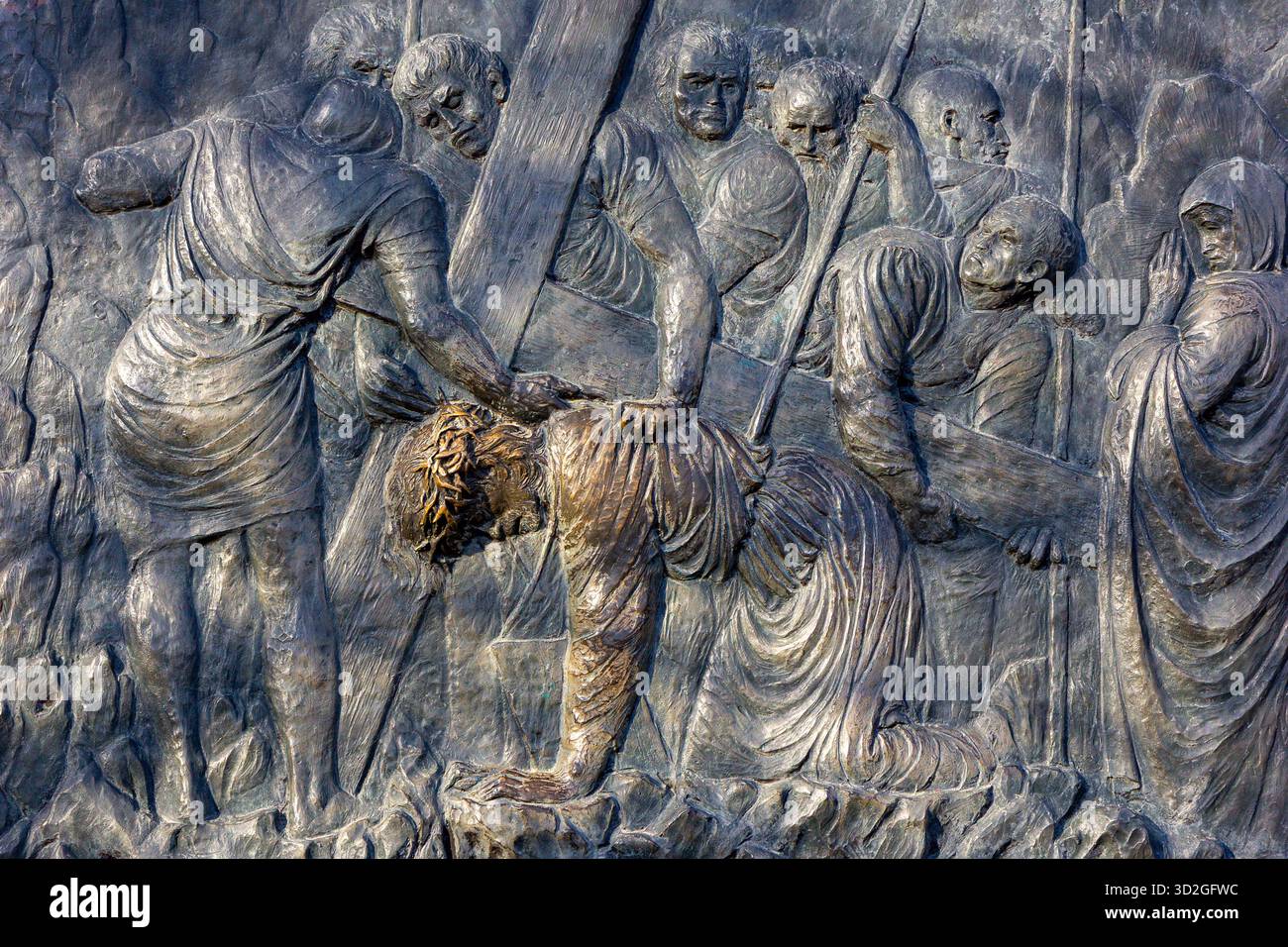 Station III : Jésus tombe pour la première fois. Le chemin de Croix sur le mont Križevac (la montagne de la Croix) à Medjugorje. Banque D'Images