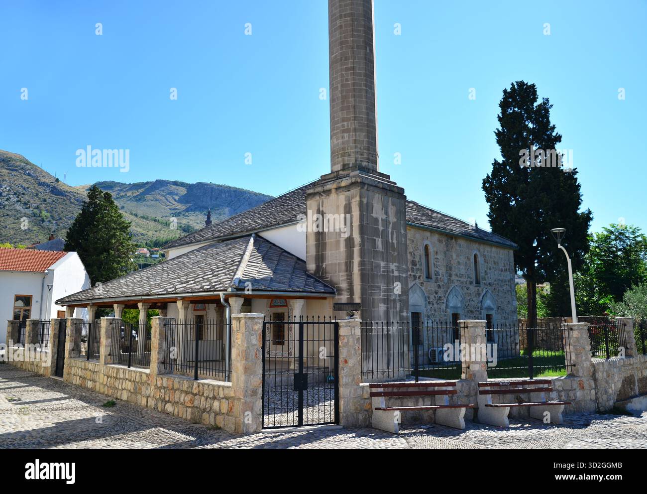 La mosquée historique Sinan Pacha, située à Mostar, en Bosnie-Herzégovine, a été construite par les Ottomans au XVIe siècle. Banque D'Images