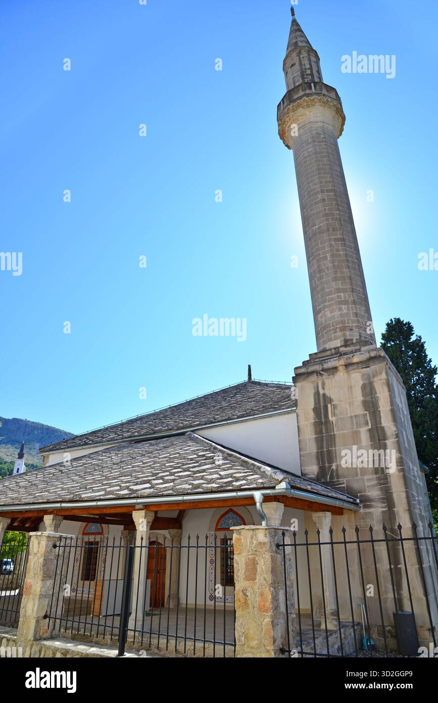 La mosquée historique Sinan Pacha, située à Mostar, en Bosnie-Herzégovine, a été construite par les Ottomans au XVIe siècle. Banque D'Images