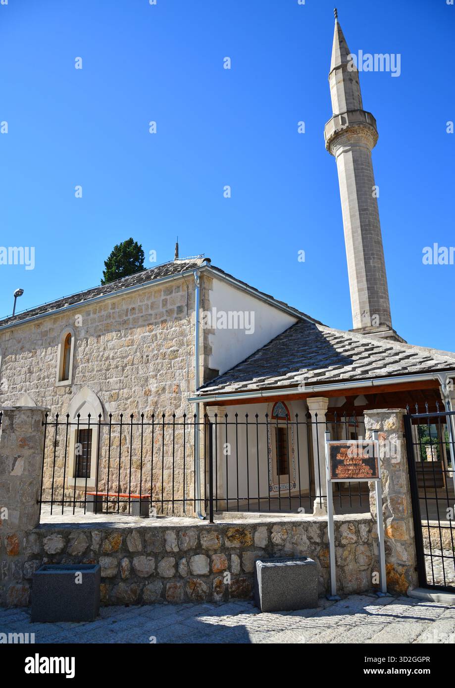 La mosquée historique Sinan Pacha, située à Mostar, en Bosnie-Herzégovine, a été construite par les Ottomans au XVIe siècle. Banque D'Images