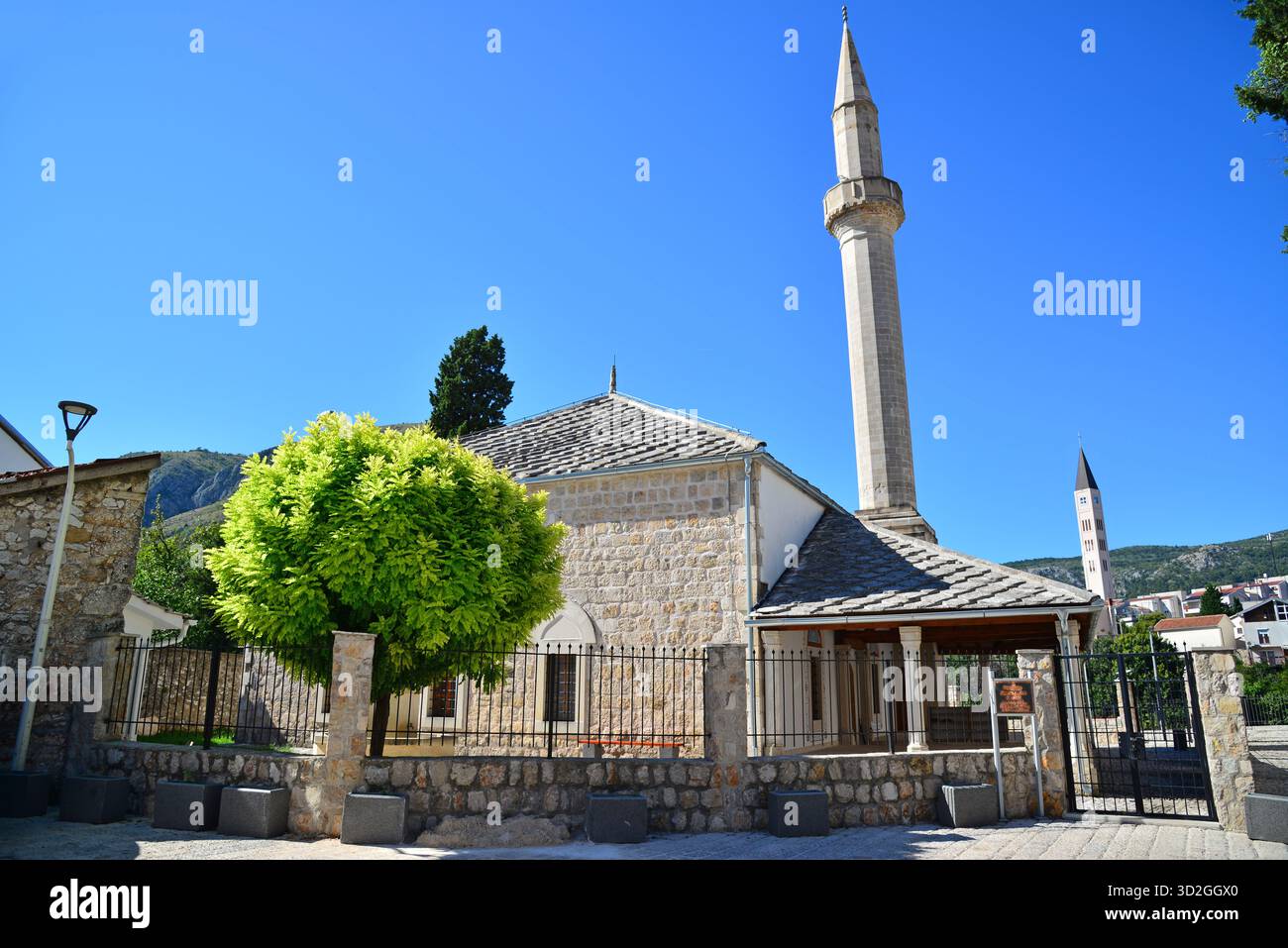 La mosquée historique Sinan Pacha, située à Mostar, en Bosnie-Herzégovine, a été construite par les Ottomans au XVIe siècle. Banque D'Images