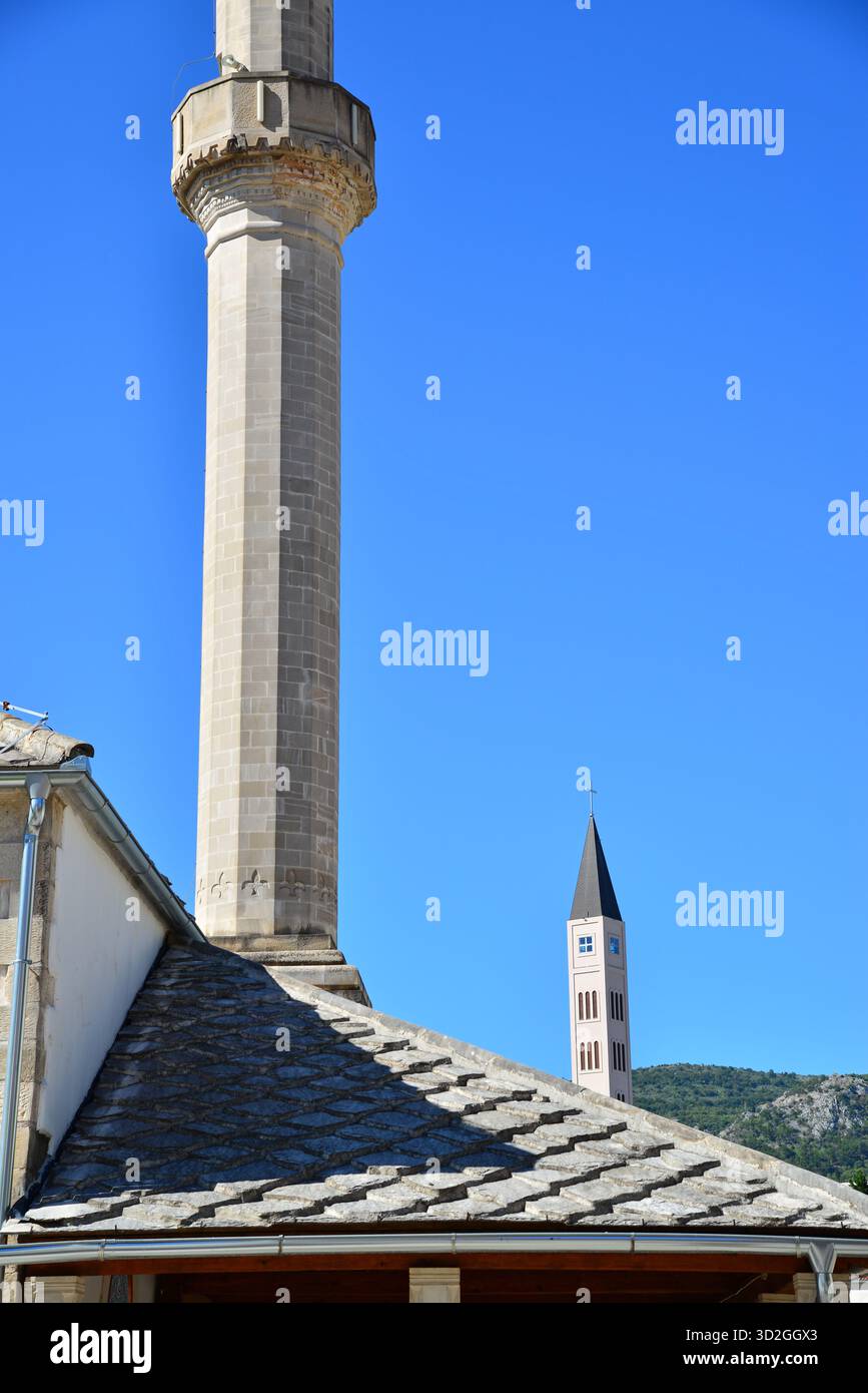 La mosquée historique Sinan Pacha, située à Mostar, en Bosnie-Herzégovine, a été construite par les Ottomans au XVIe siècle. Banque D'Images