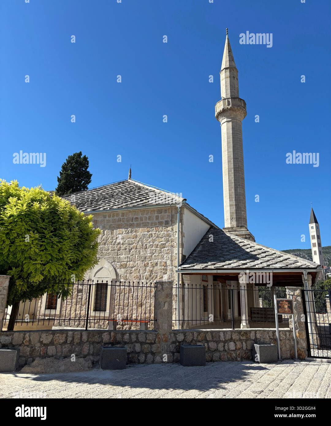 La mosquée historique Sinan Pacha, située à Mostar, en Bosnie-Herzégovine, a été construite par les Ottomans au XVIe siècle. Banque D'Images