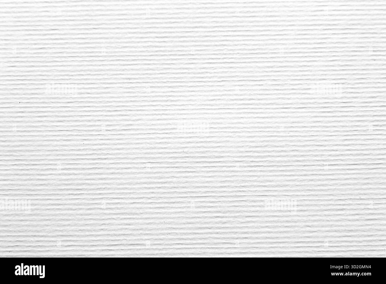 Plan macro de papier blanc ou gris très clair avec une texture linéaire horizontale prononcée ou un gaufrage. Un arrière-plan polyvalent, propre et minimaliste f Banque D'Images