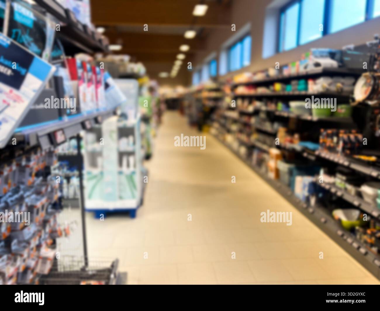 Allée et étagères floues de l'épicerie du supermarché Banque D'Images