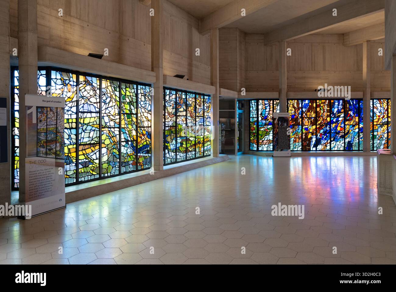 Les fenêtres en verre coloré de la cathédrale de Clifton à Bristol Royaume-Uni Banque D'Images