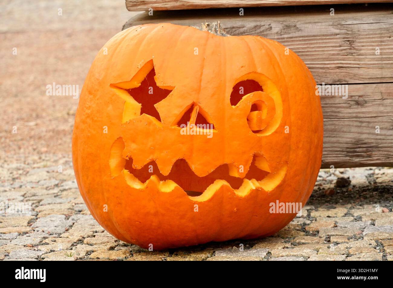 Halloween tête de citrouille jack-o-lanterne sur fond de pierre Banque D'Images