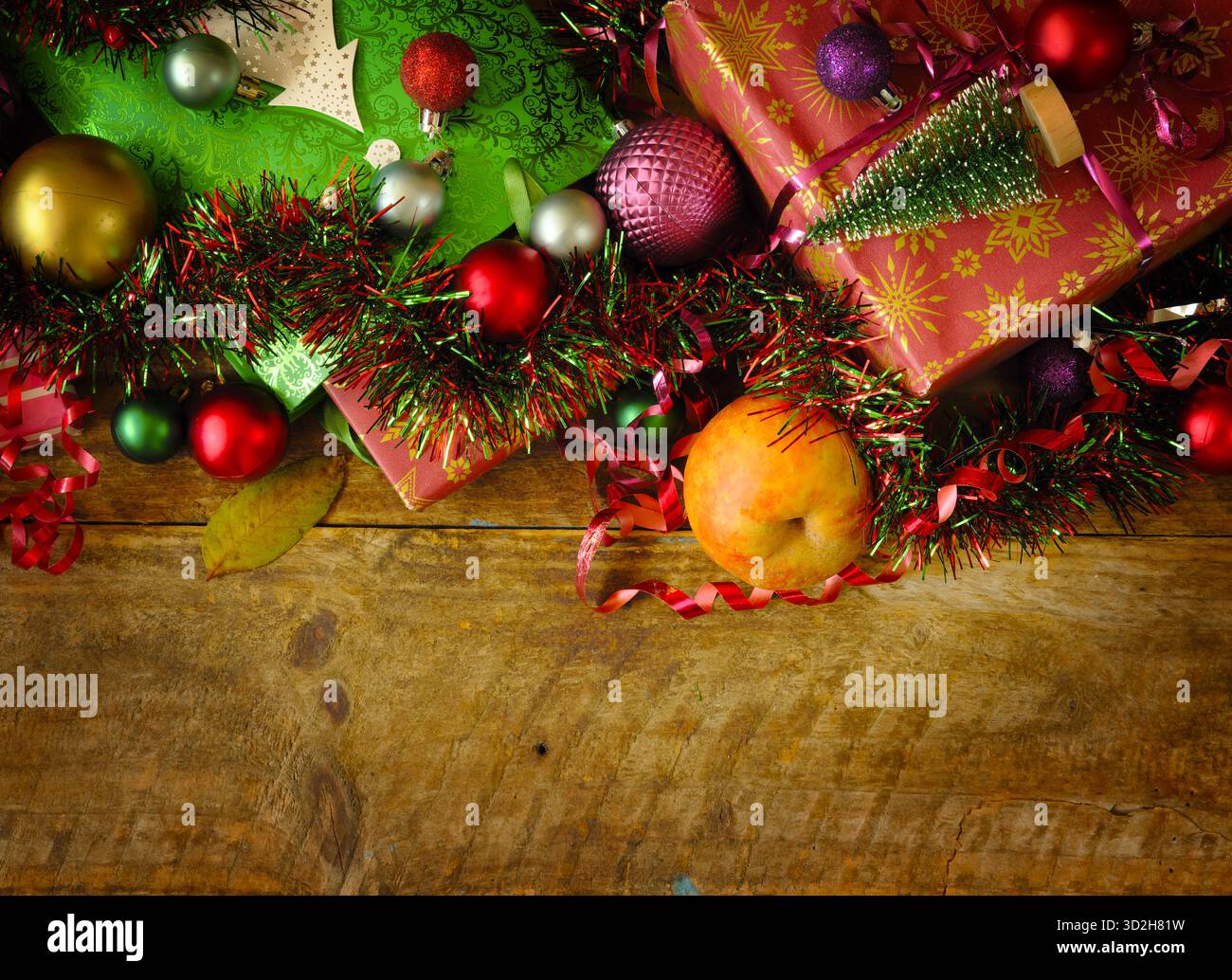 Shopping de Noël et concept de cadeau de noël avec des boîtes de cadeaux de Noël enveloppées de cadeau et des boules de Noël et décoration. Pose à plat Banque D'Images