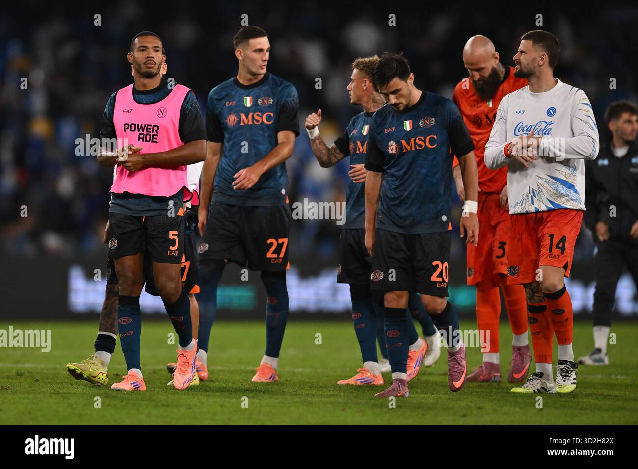 Les joueurs de S.S.C. Napoli saluent les fans à la fin du match lors de la 10ème journée du Championnat de Serie A entre S.S.C. Napoli et Como 1907 au stade Diego Armando Maradona le 1er novembre 2025 à Naples, Italie. Banque D'Images