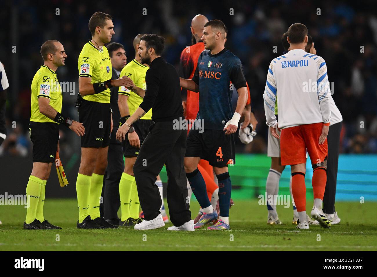 Joueurs de S.S.C. Napoli et Como 1907 à la fin du match lors de la 10ème journée du Championnat de Serie A entre S.C. Napoli et Como 1907 au stade Diego Armando Maradona le 1er novembre 2025 à Naples, Italie. Banque D'Images