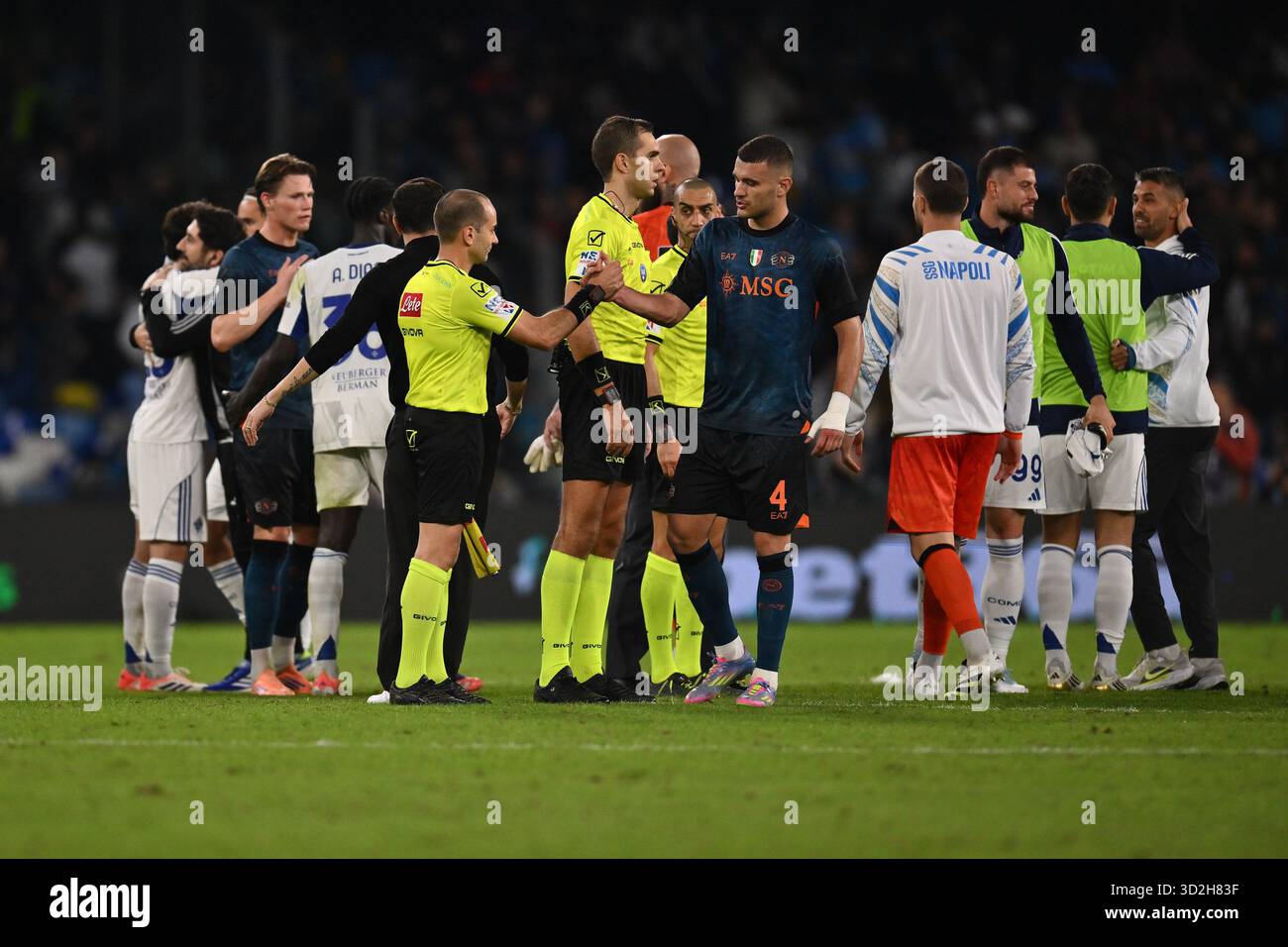 Joueurs de S.S.C. Napoli et Como 1907 à la fin du match lors de la 10ème journée du Championnat de Serie A entre S.C. Napoli et Como 1907 au stade Diego Armando Maradona le 1er novembre 2025 à Naples, Italie. Banque D'Images