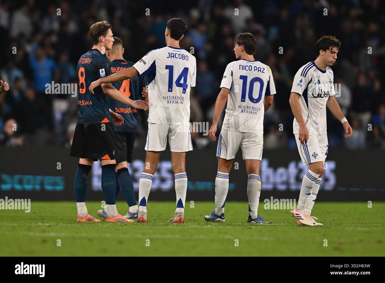 Joueurs de S.S.C. Napoli et Como 1907 à la fin du match lors de la 10ème journée du Championnat de Serie A entre S.C. Napoli et Como 1907 au stade Diego Armando Maradona le 1er novembre 2025 à Naples, Italie. Banque D'Images