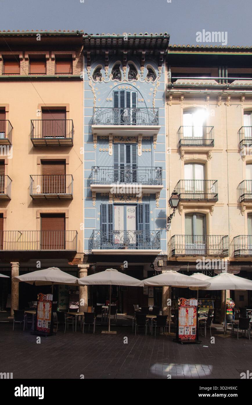 Un bâtiment dans le style dit moderniste à Teruel, une tendance architecturale particulièrement populaire en Espagne au début des années 1900 Banque D'Images