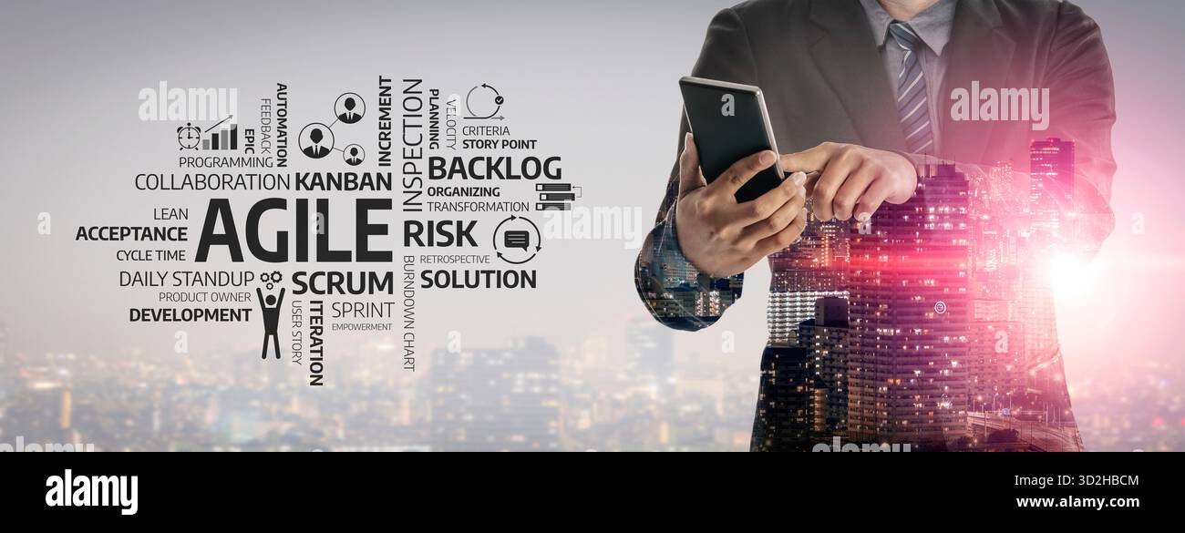 Un homme d'affaires professionnel interagit avec un smartphone dans un paysage urbain moderne, illustrant les aspects clés de la méthodologie Agile, y compris la collaboration et Banque D'Images