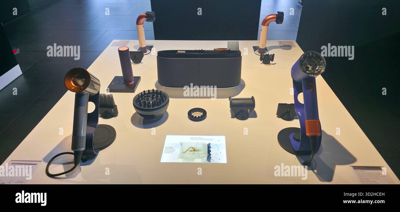 Berlin, Allemagne - 17 juin 2025 : des outils de coiffure innovants sont présentés sur une table élégante dans un showroom moderne. Banque D'Images