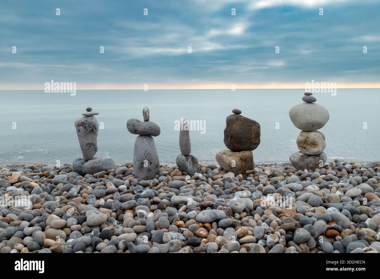 Empilement de pierres sur la côte jurassique près de la ville de Seaton dans le Devon sur la côte jurassique Banque D'Images