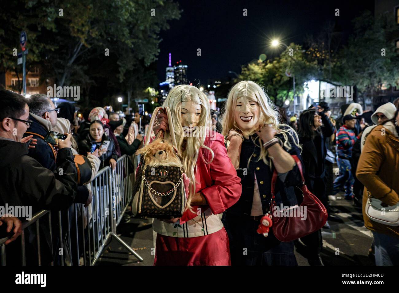 New York, New York, États-Unis. 31 octobre 2025. Deux participantes se sont habillées comme les sœurs Wilson du film de comédie White Chicks de 2004 pendant le Village Halloween Parade, qui a lieu chaque année à New York, commençant à canal Street et remontant la sixième Avenue jusqu'à la 16e Rue. Selon le site officiel du défilé, l'événement de cette année a rassemblé environ 50 000 participants et a attiré plus d'un million de spectateurs. (Crédit image : © Bianca Otero/ZUMA Press Wire) USAGE ÉDITORIAL SEULEMENT ! Non destiné à UN USAGE commercial ! Banque D'Images