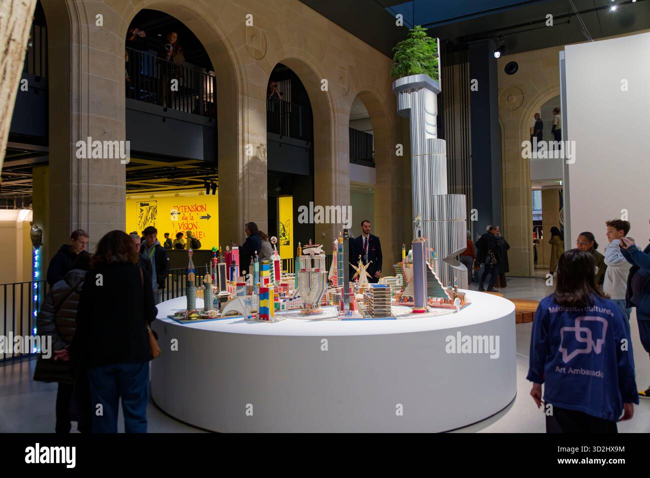 Paris, France. 1er novembre 2025. Projet pour Kinshasa dans le troisième millénaire par Bodies ISEK Kingelez. Dans son nouveau site, la Fondation Cartier pour l’art contemporain invite le public à découvrir ses espaces et l’exposition générale, en présentant les œuvres majeures de sa collection le 1er novembre 2025 à Paris. Crédit : Bernard Menigault/Alamy Live News Banque D'Images