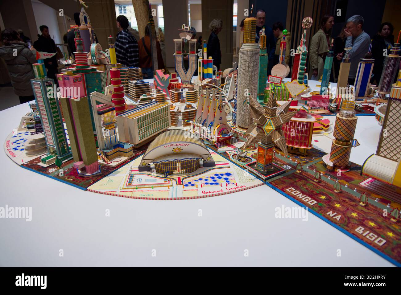 Paris, France. 1er novembre 2025. Projet pour Kinshasa dans le troisième millénaire par Bodies ISEK Kingelez. Dans son nouveau site, la Fondation Cartier pour l’art contemporain invite le public à découvrir ses espaces et l’exposition générale, en présentant les œuvres majeures de sa collection le 1er novembre 2025 à Paris. Crédit : Bernard Menigault/Alamy Live News Banque D'Images