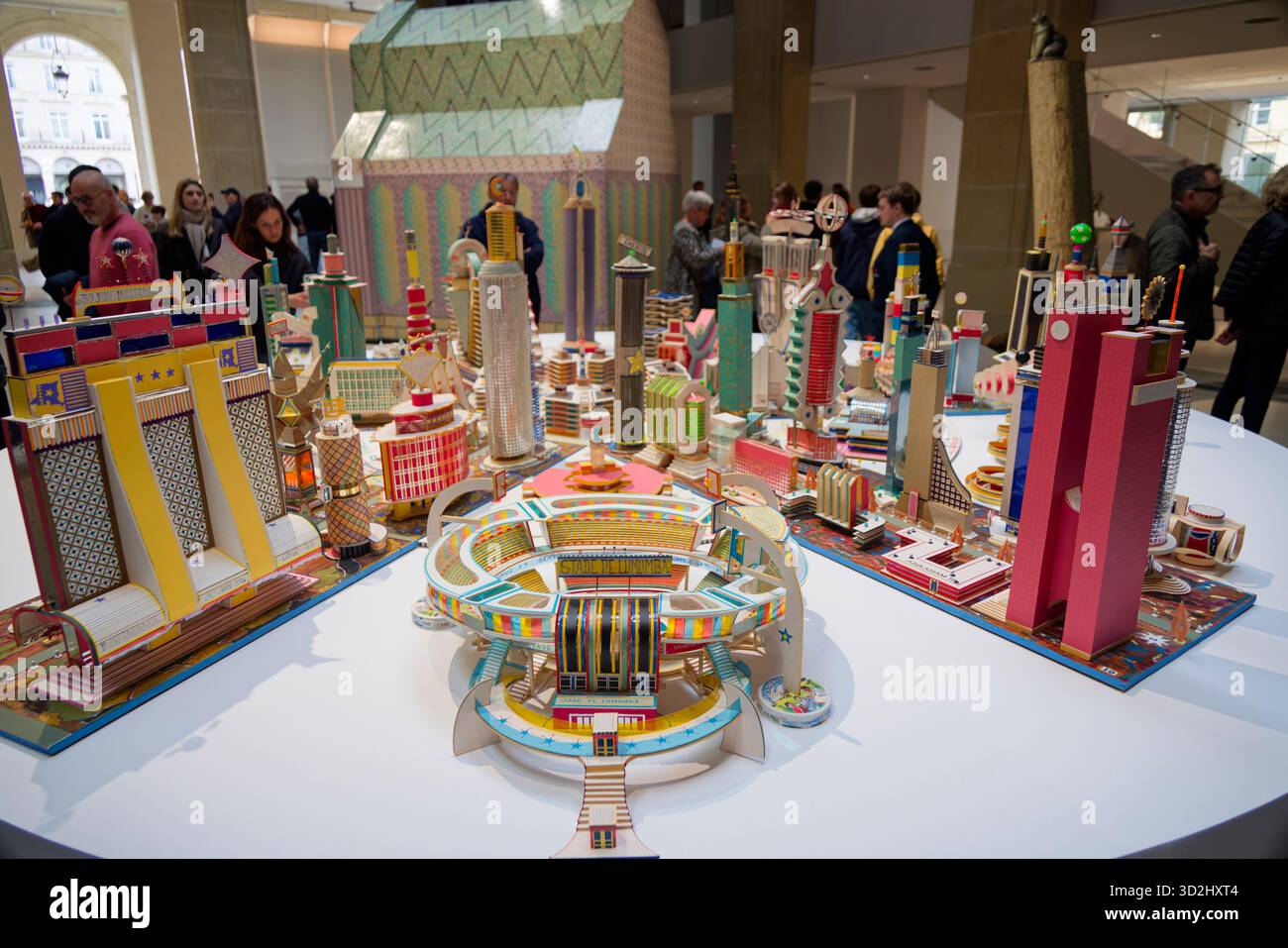 Paris, France. 1er novembre 2025. Projet pour Kinshasa dans le troisième millénaire par Bodies ISEK Kingelez. Dans son nouveau site, la Fondation Cartier pour l’art contemporain invite le public à découvrir ses espaces et l’exposition générale, en présentant les œuvres majeures de sa collection le 1er novembre 2025 à Paris. Crédit : Bernard Menigault/Alamy Live News Banque D'Images