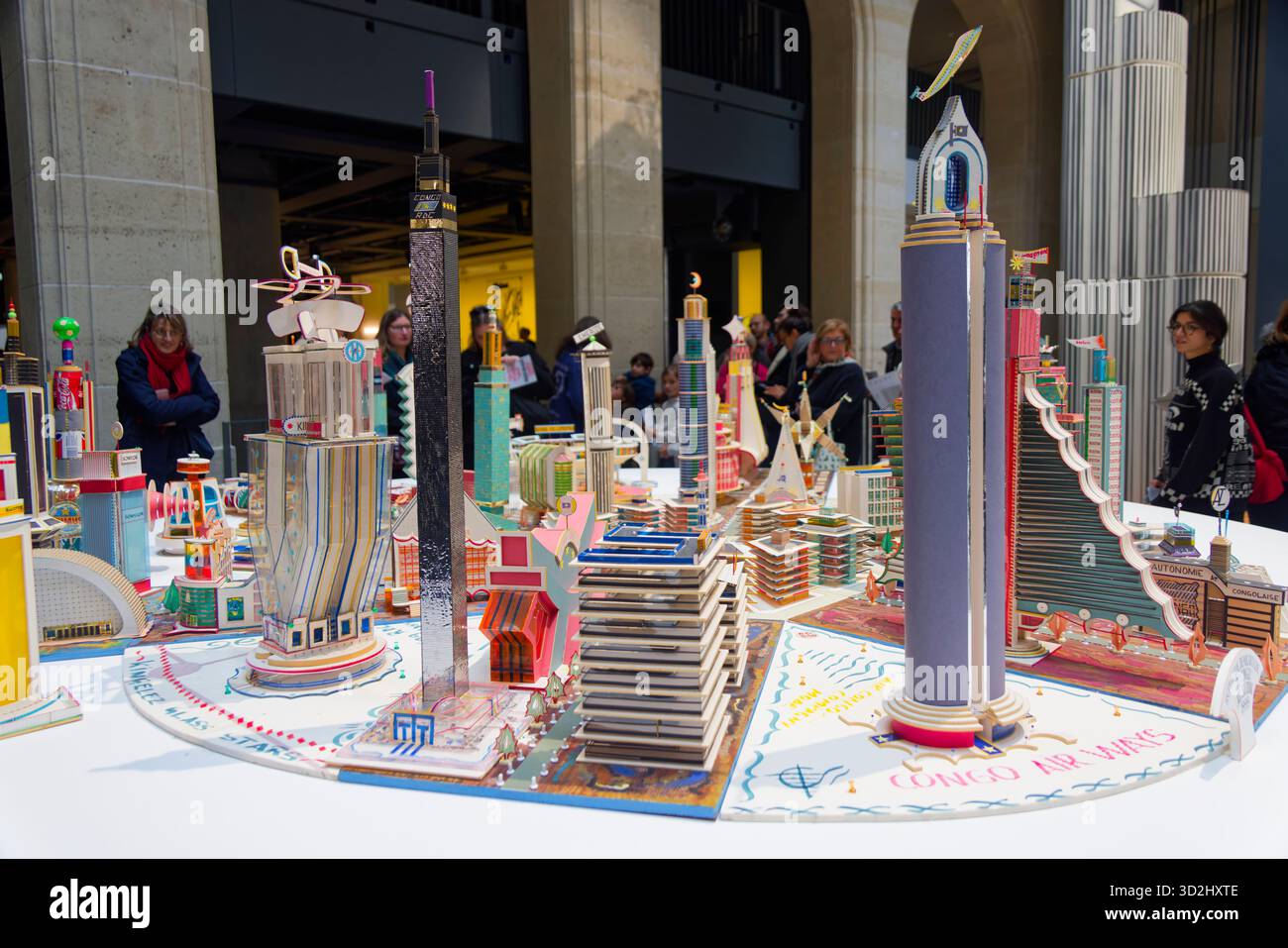 Paris, France. 1er novembre 2025. Projet pour Kinshasa dans le troisième millénaire par Bodies ISEK Kingelez. Dans son nouveau site, la Fondation Cartier pour l’art contemporain invite le public à découvrir ses espaces et l’exposition générale, en présentant les œuvres majeures de sa collection le 1er novembre 2025 à Paris. Crédit : Bernard Menigault/Alamy Live News Banque D'Images