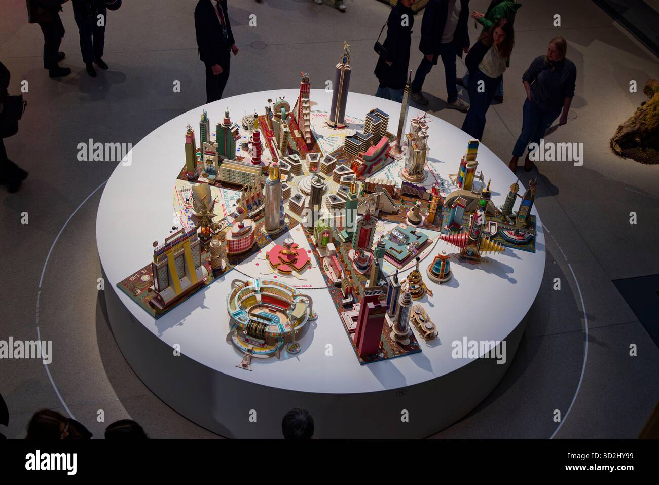 Paris, France. 1er novembre 2025. Projet pour Kinshasa dans le troisième millénaire par Bodies ISEK Kingelez. Dans son nouveau site, la Fondation Cartier pour l’art contemporain invite le public à découvrir ses espaces et l’exposition générale, en présentant les œuvres majeures de sa collection le 1er novembre 2025 à Paris. Crédit : Bernard Menigault/Alamy Live News Banque D'Images