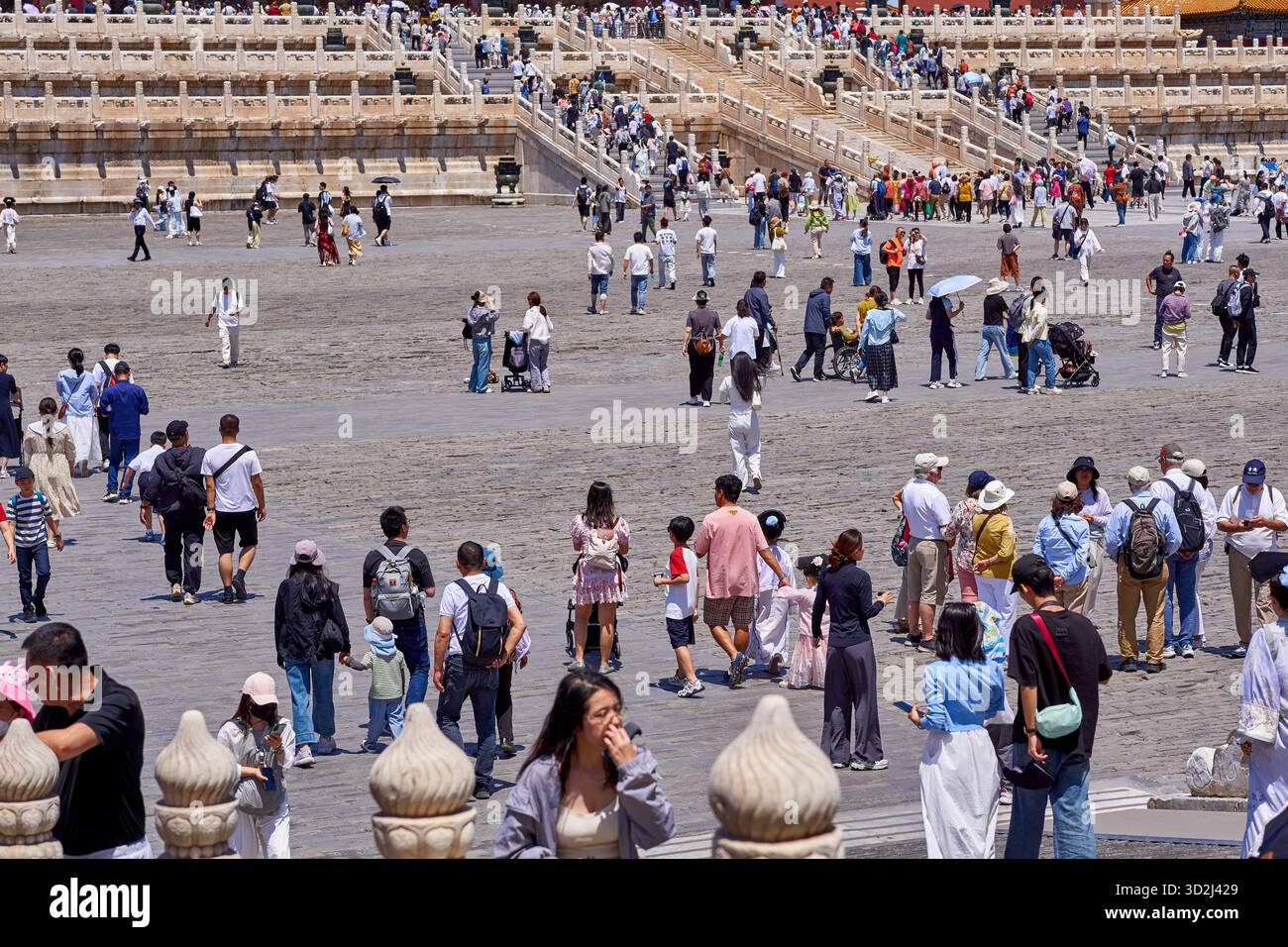 Vue détaillée des gens et des foules dans la cour extérieure de la salle de l'harmonie suprême à Pékin, la plus grande salle de la Cité interdite Banque D'Images