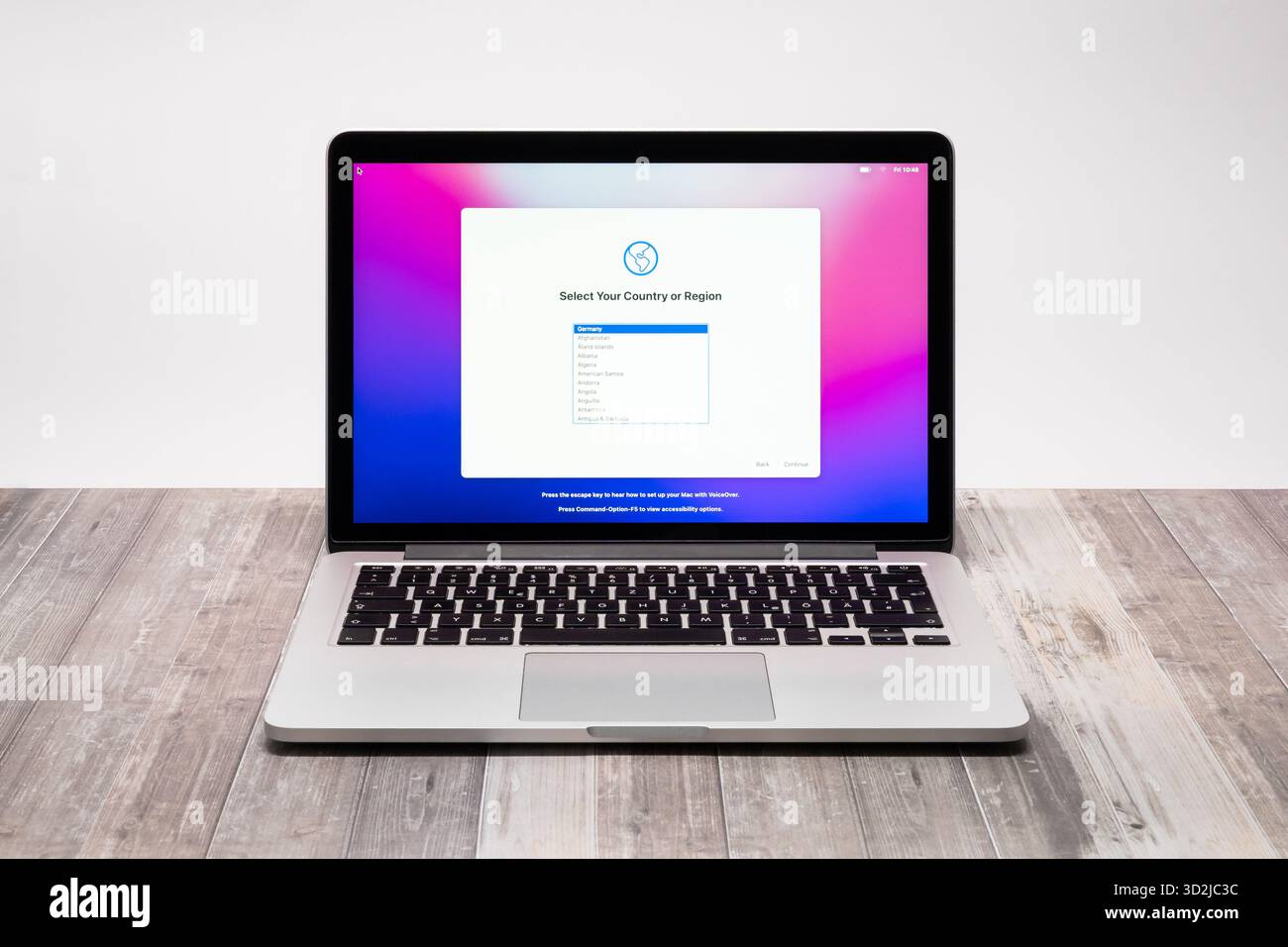 Apple MacBook Pro début 2015 dans la couleur argent. Gros plan sur l'ordinateur portable. Produit technologique de la société à Cupertino (Silicon Valley). Banque D'Images