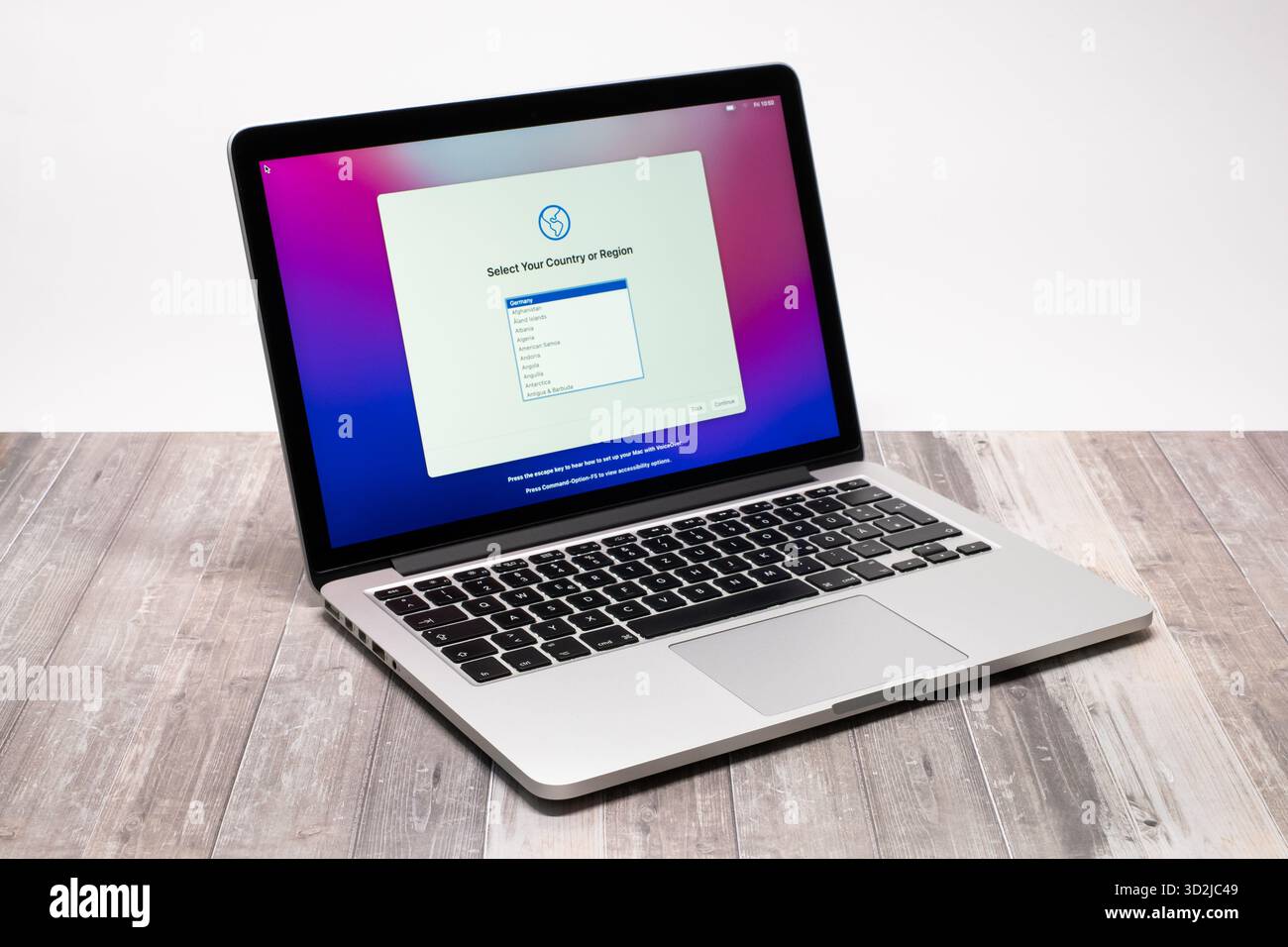 Apple MacBook Pro début 2015 dans la couleur argent. Gros plan sur l'ordinateur portable. Produit technologique de la société à Cupertino (Silicon Valley). Banque D'Images