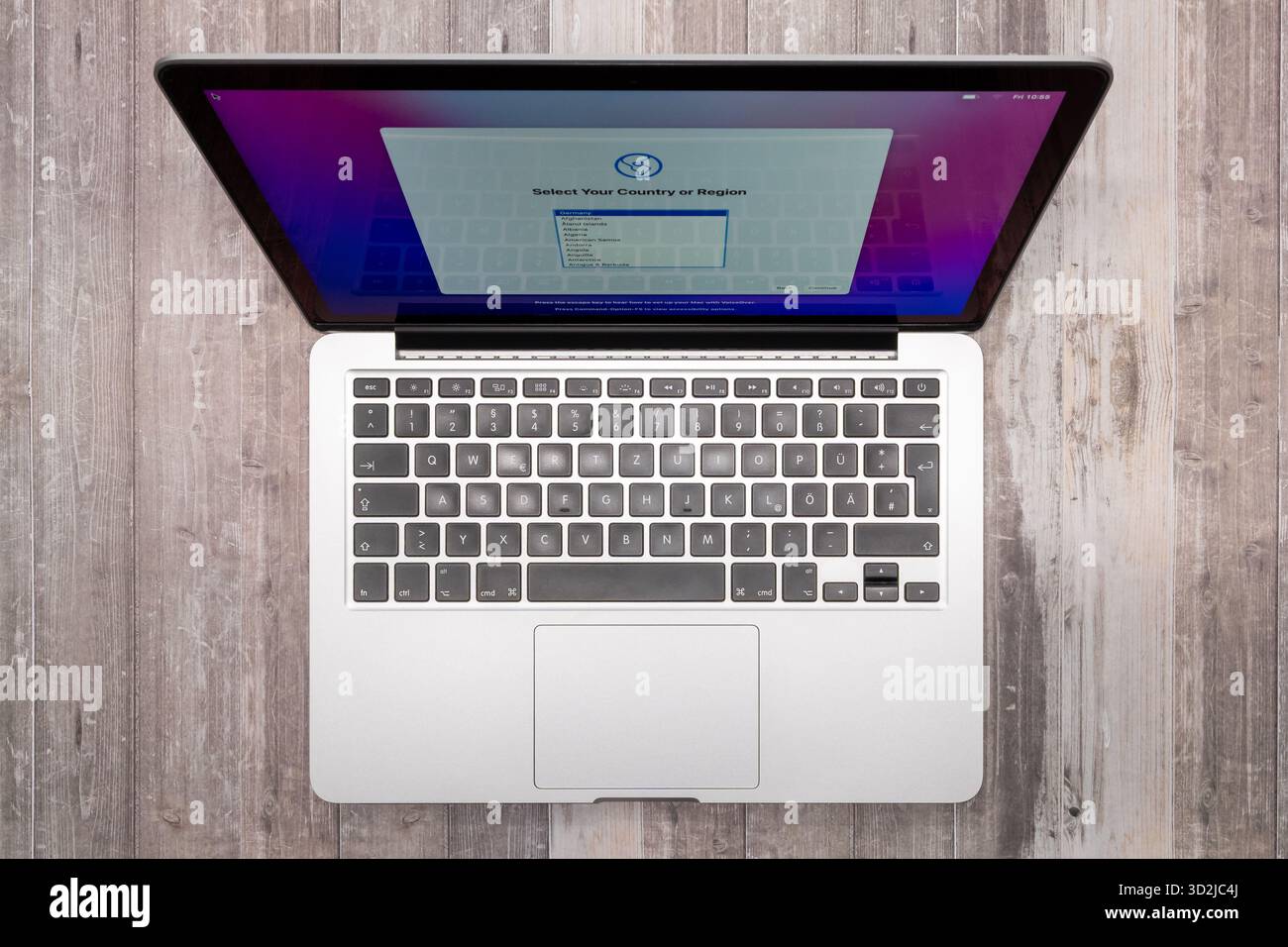 Apple MacBook Pro début 2015 dans la couleur argent. Ordinateur portable en gros plan d'en haut. Vue de haut en bas du clavier allemand. Banque D'Images