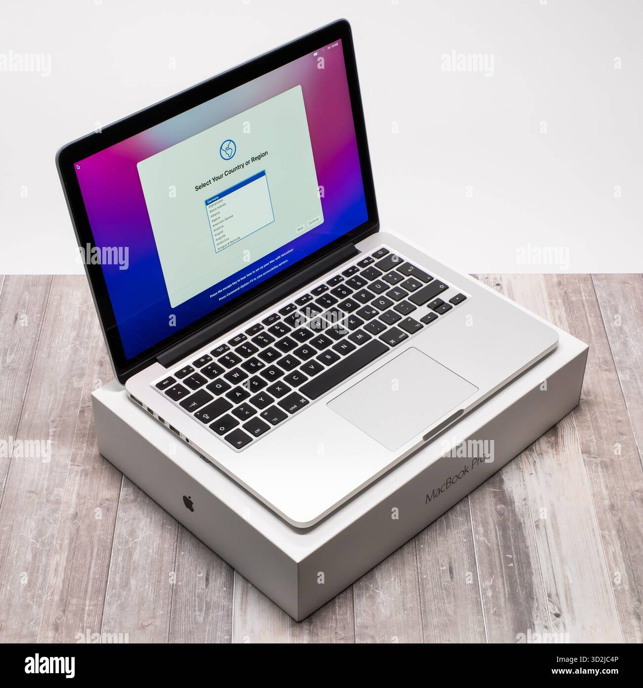 Apple MacBook Pro début 2015 dans la couleur argent. Gros plan sur l'ordinateur portable. Produit technologique sur l'emballage d'origine. Déballage d'un ordinateur portable Mac Banque D'Images