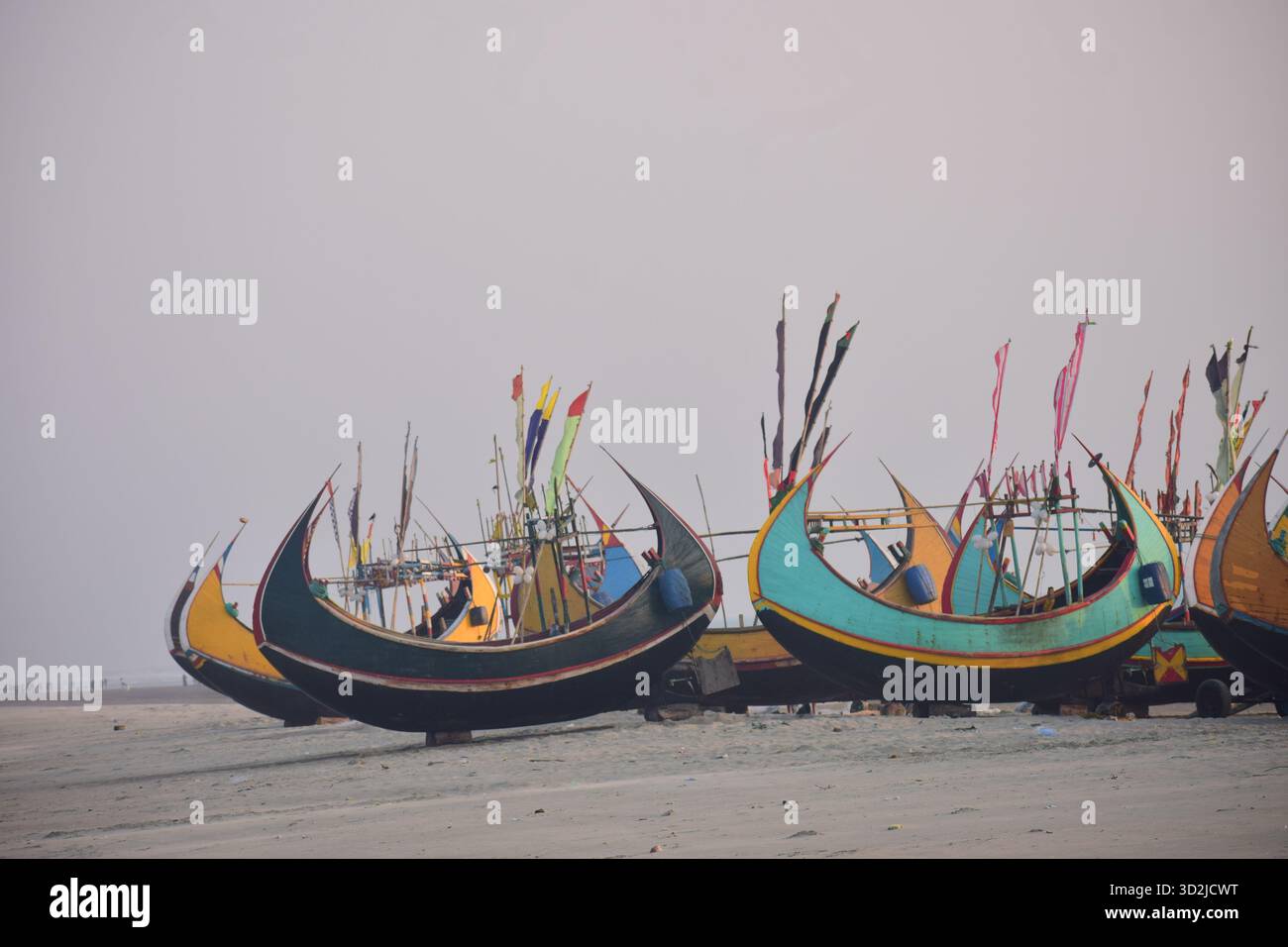 Row of Moon Boats sur Teknaf Beach - bateaux de pêche traditionnels se reposant sur la baie du Bengale Banque D'Images