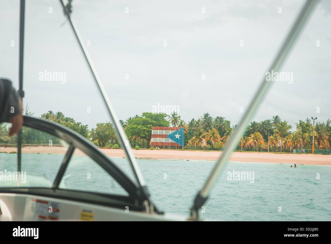 Drapeau portoricain sur une promenade en bateau de plage Banque D'Images