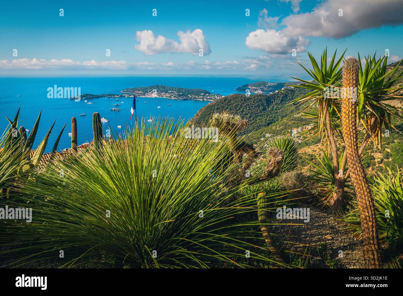 Superbe vue panoramique avec mer Méditerranée bleu Azur depuis le magnifique jardin botanique d'Èze, Provence Alpes Cote d Azur, France, Europe Banque D'Images