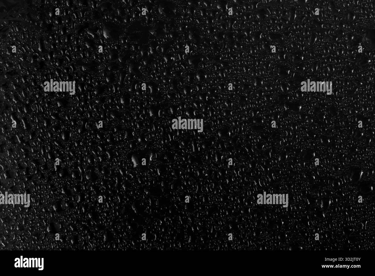 Brouillard de condensation de gouttes d'eau sur la surface de verre sur fond noir, Banque D'Images