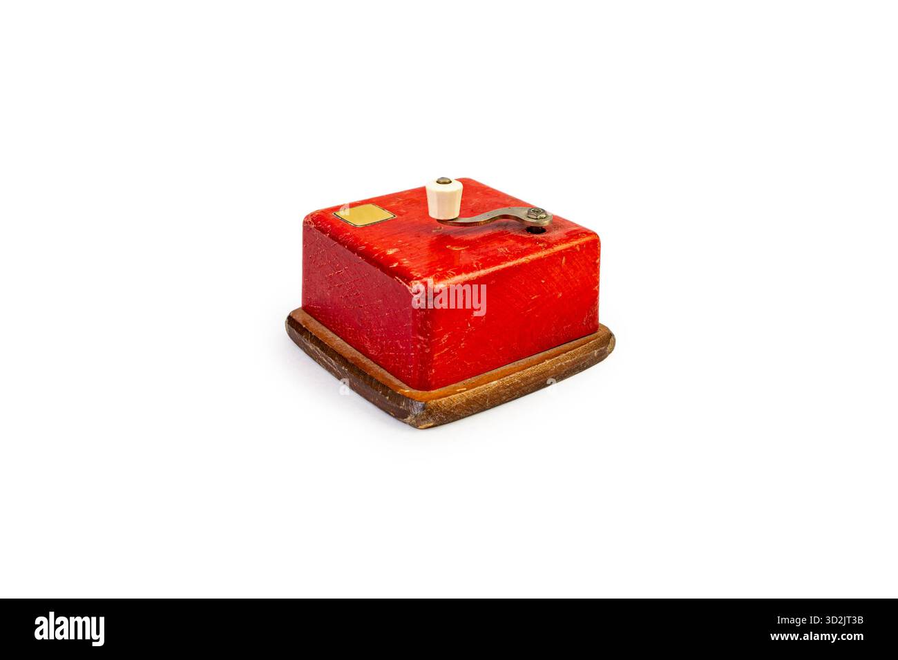 Boîte à musique en bois fermée avec un leaver peint en rouge, isolé sur blanc Banque D'Images