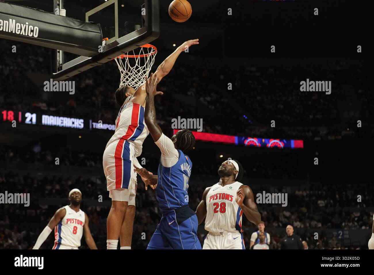 Mexico, Mexique. 01 novembre 2025. Cade Cunningham #2 des pistons de Détroit bloque le ballon pendant le match contre Dallas Mavericks à Mexico City Arena. Detroit pistons bat Dallas Mavericks 122-110. Le 1er novembre 2025 à Mexico, Mexique. (Photo de Ian Robles/ crédit : Eyepix Group/Alamy Live News Banque D'Images