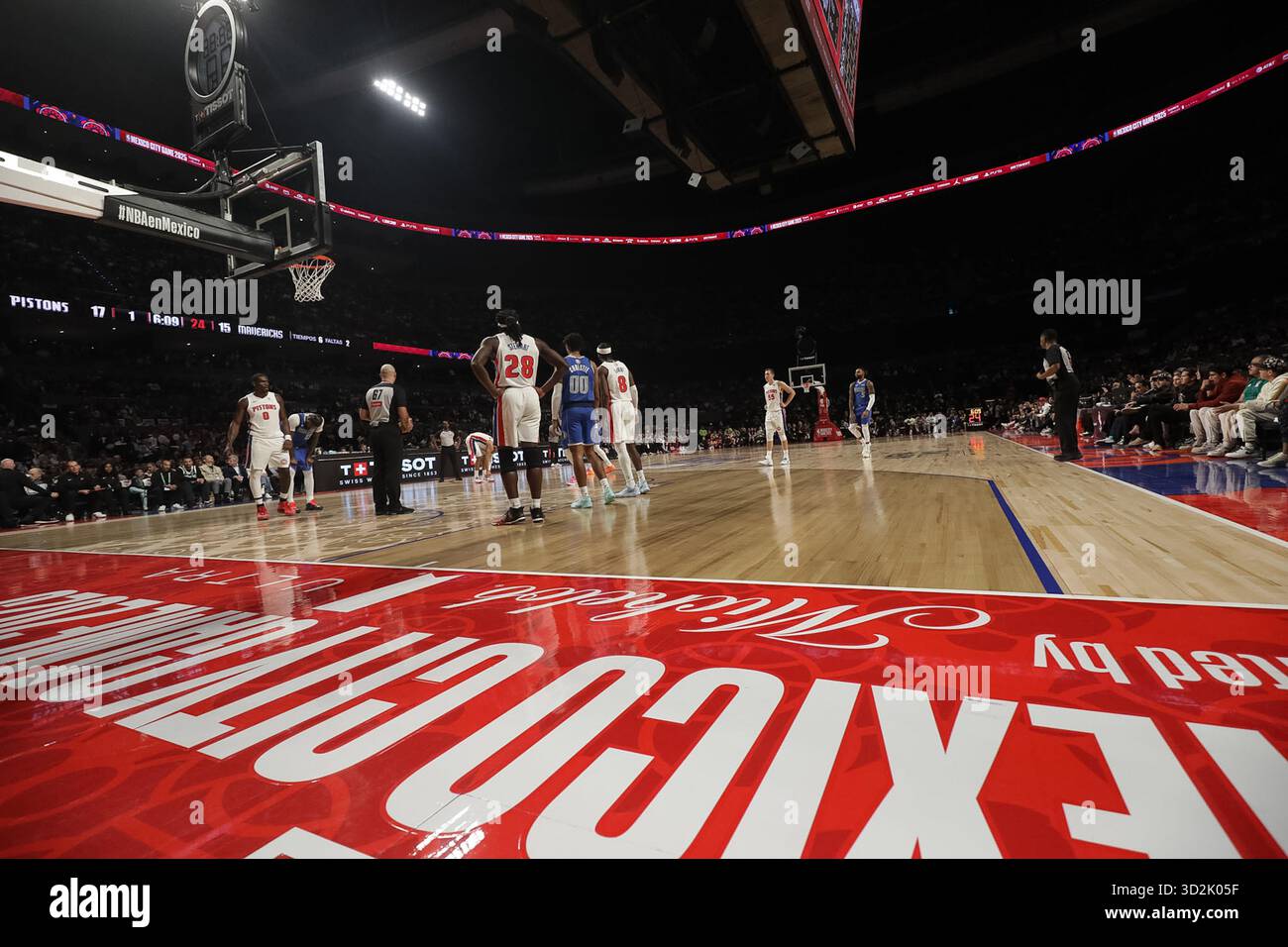 Mexico, Mexique. 01 novembre 2025. Vue générale du match entre les Dallas Mavericks et les pistons de Détroit à Mexico City Arena. Detroit pistons bat Dallas Mavericks 122-110. Le 1er novembre 2025 à Mexico, Mexique. (Photo de Ian Robles/ crédit : Eyepix Group/Alamy Live News Banque D'Images