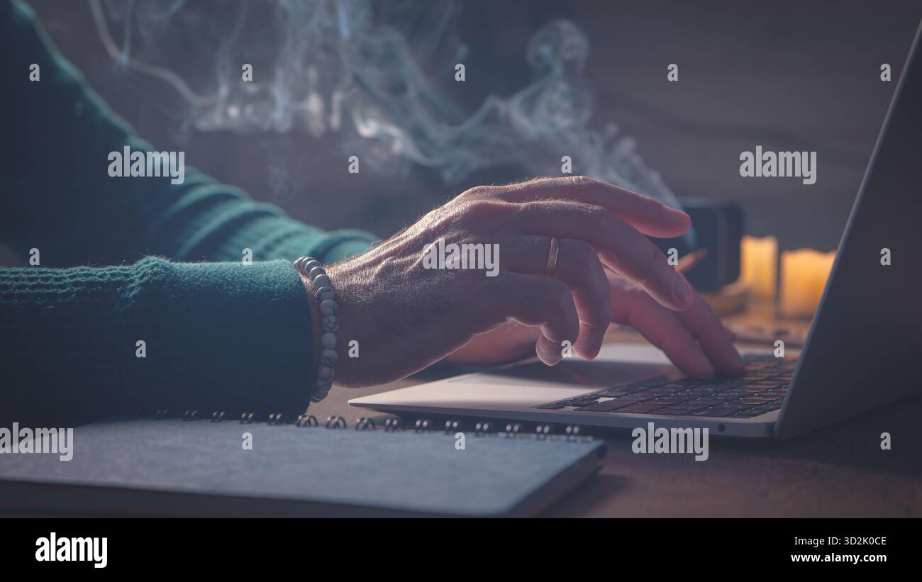 Golden Hush. Les mains passent au-dessus du clavier, les haut-parleurs Bluetooth freinent légèrement, la lumière et les ombres se mélangent dans un calme cinématographique Banque D'Images