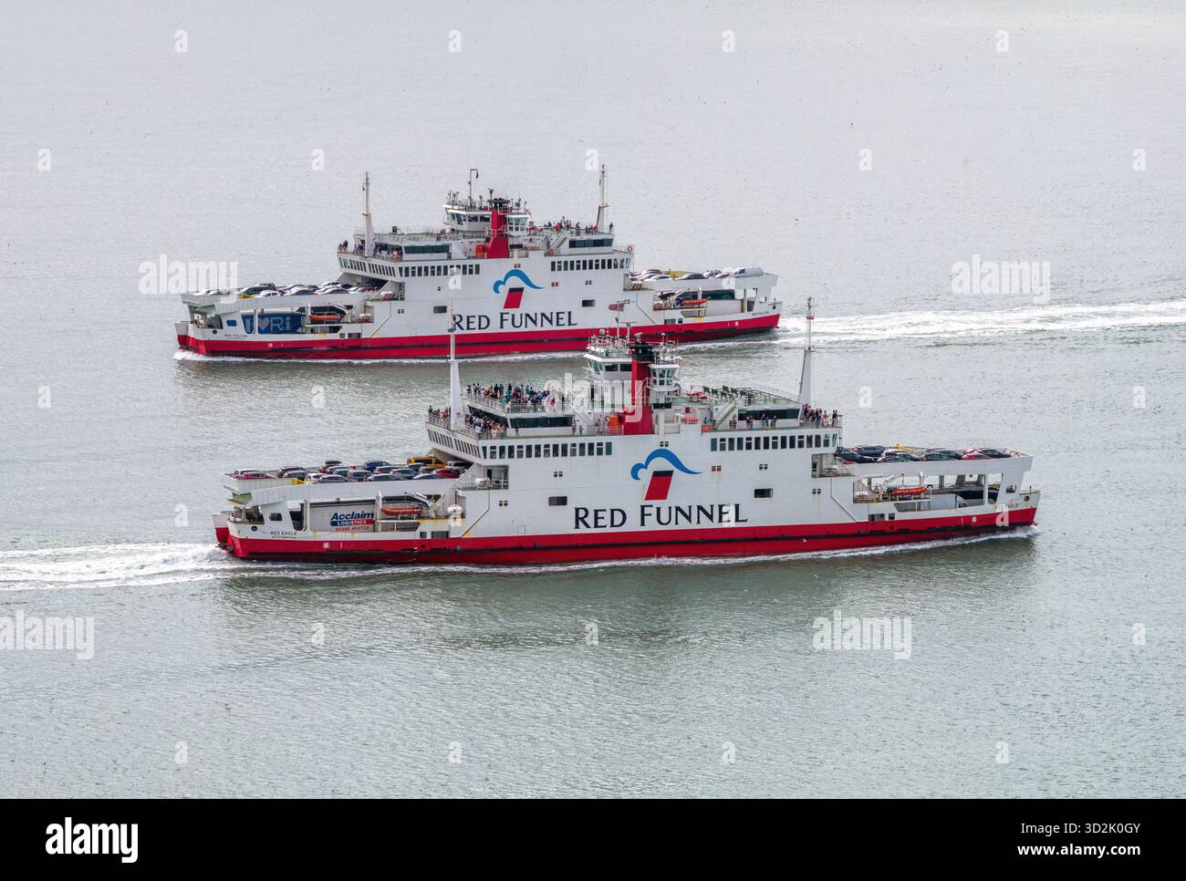 Les ferries Red Funnel Isle of Eight Red Eagle et Red Falcon croisant sur l’eau de Southampton. Banque D'Images
