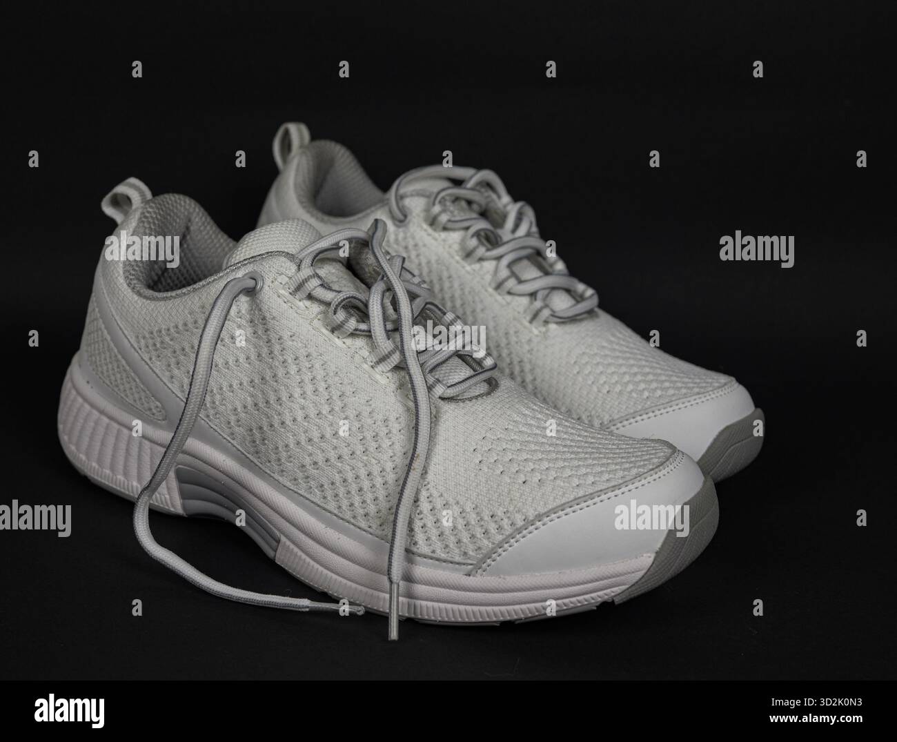 Baskets blanches légères conçues pour le confort, la respirabilité et un style estival sans effort Banque D'Images