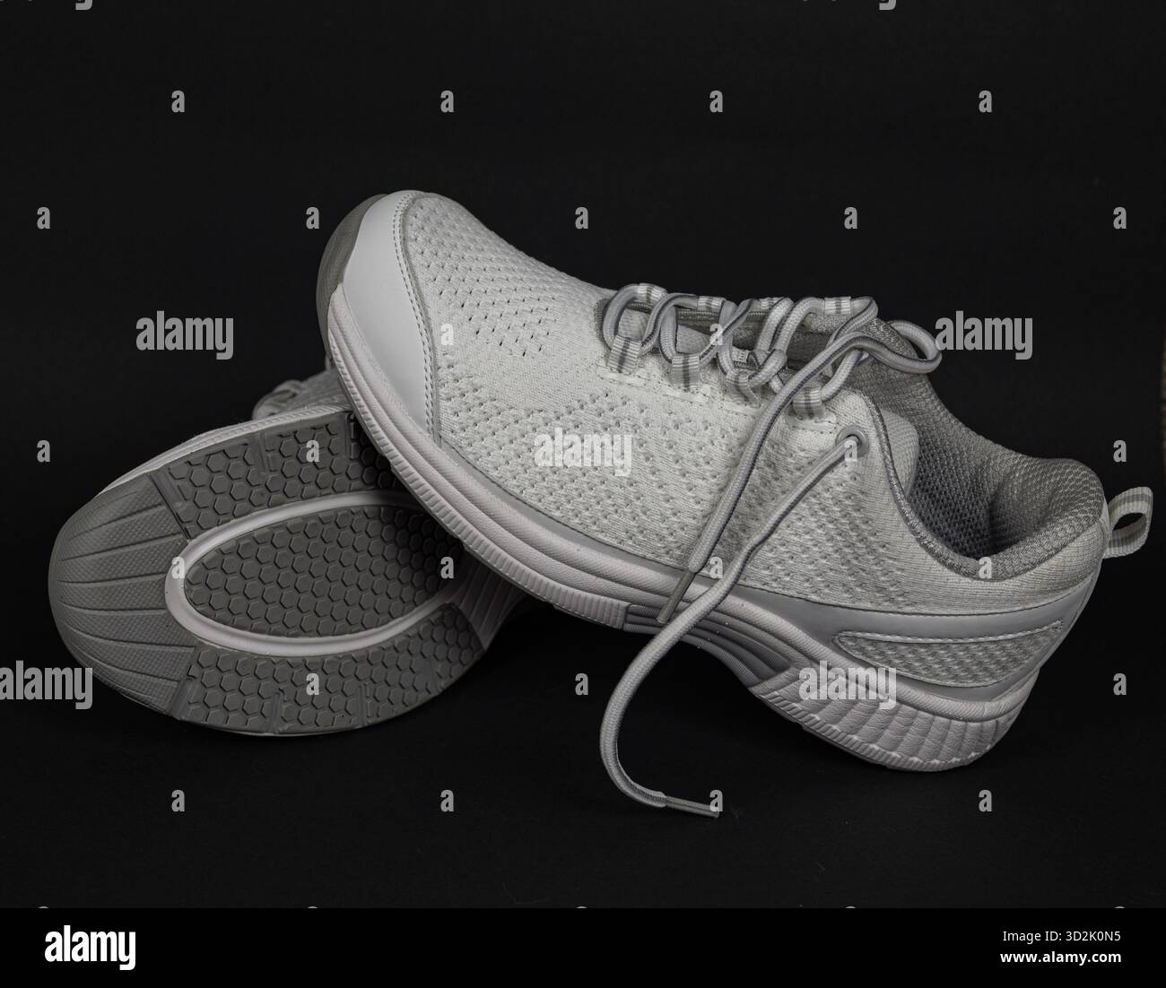 Chaussures d'été à la mode - baskets blanches avec texture en maille douce et semelle plate Banque D'Images