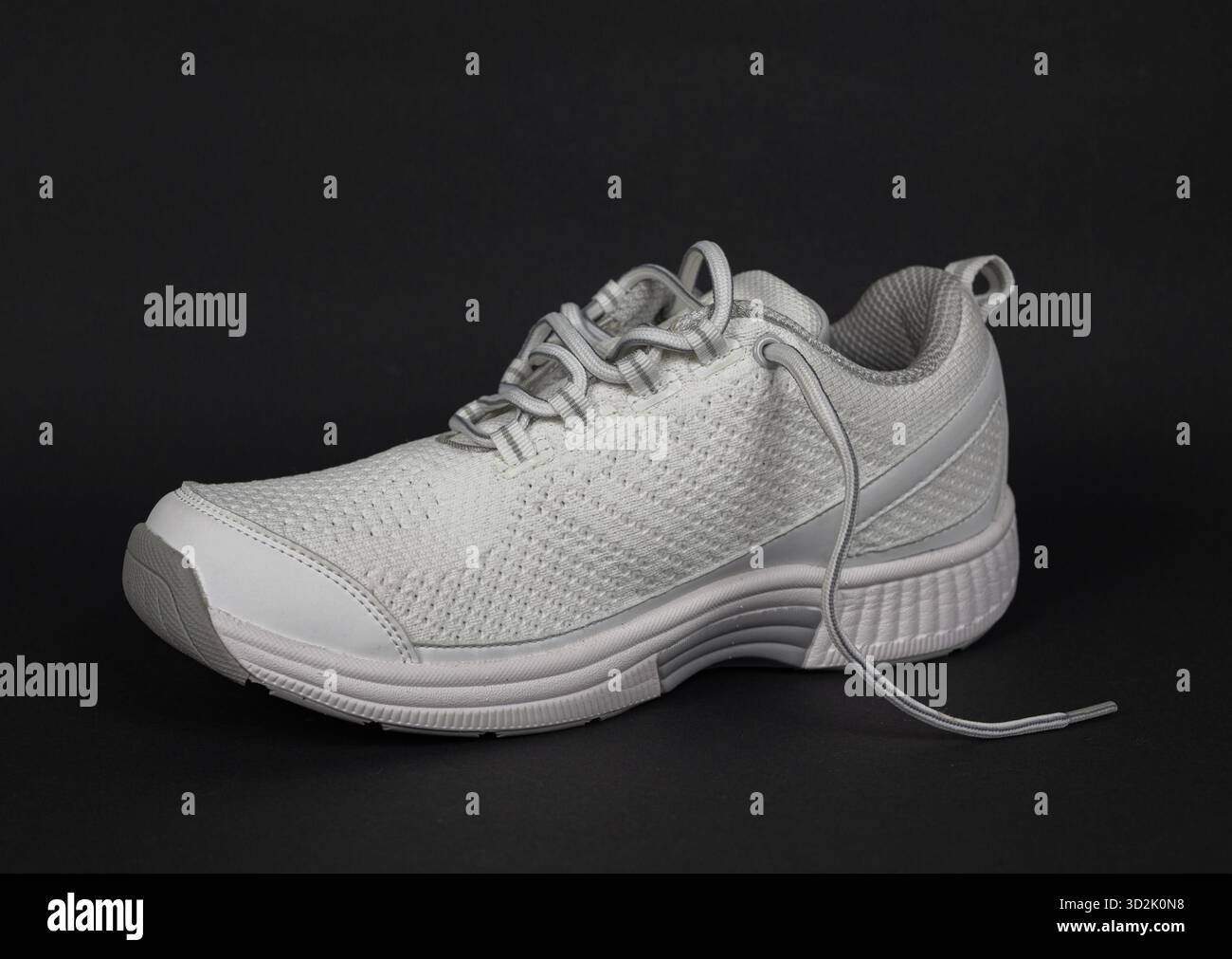 Baskets respirantes tendance avec lacets blancs, parfaites pour le confort et la mode estivale Banque D'Images