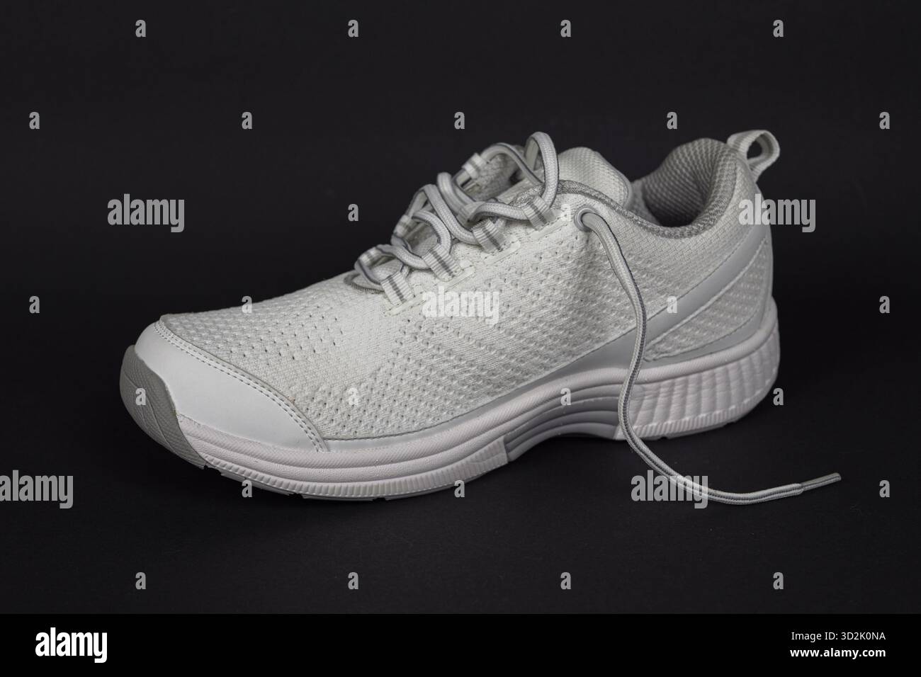 Baskets en mesh léger pour femme blanches, offrant respirabilité et look sportif moderne Banque D'Images