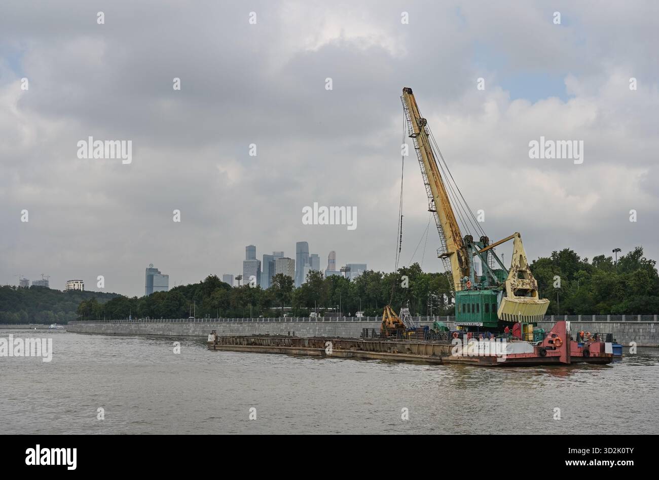 RUSSIE, MOSCOU - 22 JUILLET 2025 : une barge flottante spécialisée approfondit et nettoie le canal de la rivière Moskva. Moscou, Russie Banque D'Images