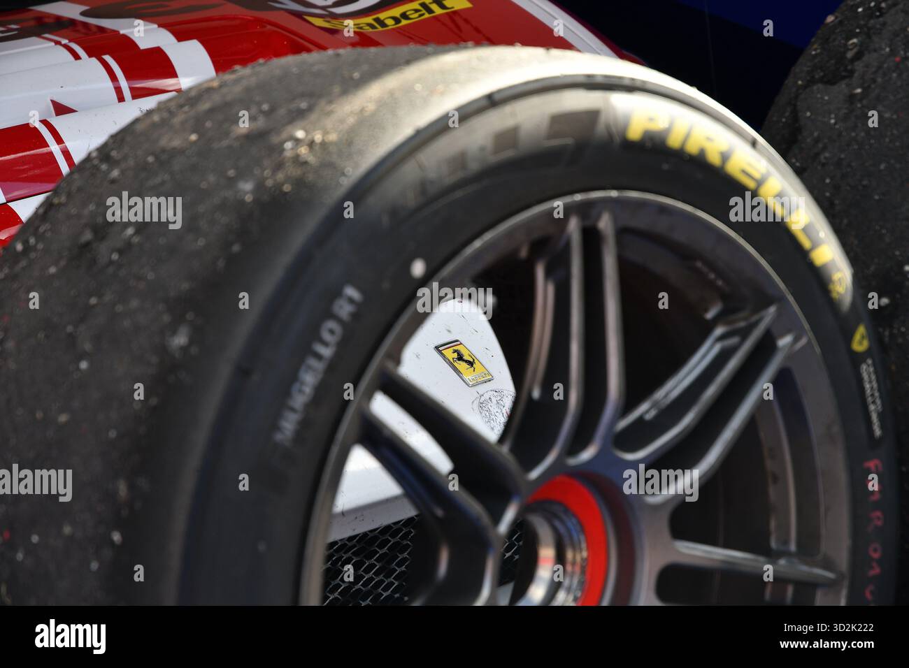 Scarperia ; Italie - 24 octobre 2025 : L'emblème Ferrari sur une Ferrari 296 Challenge vu à travers les rayons d'une jante en alliage. Ferrari World finals 20 Banque D'Images