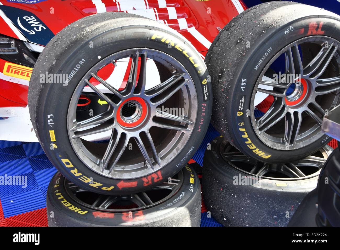 Scarperia ; Italie - 24 octobre 2025 : jantes en alliage avec pneus Pirelli de Ferrari 296 Challenge dans le paddock. Ferrari World finals 2025 au Mugello ci Banque D'Images